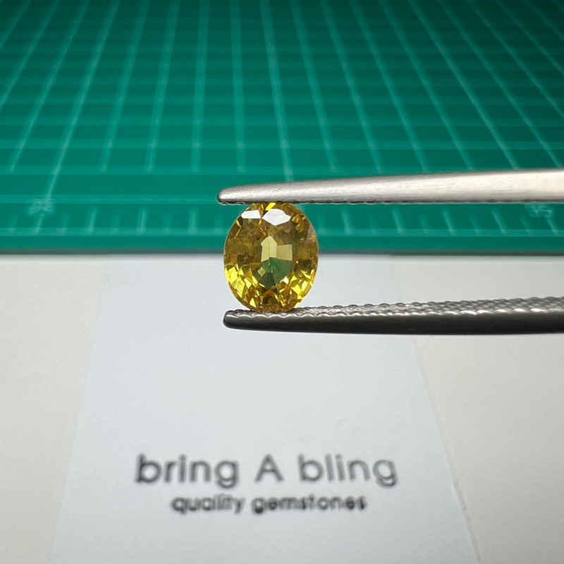 บุษราคัม-yellow-sapphire-จากศรีลังกา-พลอยธรรมชาติ-เผ่าเก่า-น้ำหนัก-1-15-กรัต-6-2x5-2x3-8mm