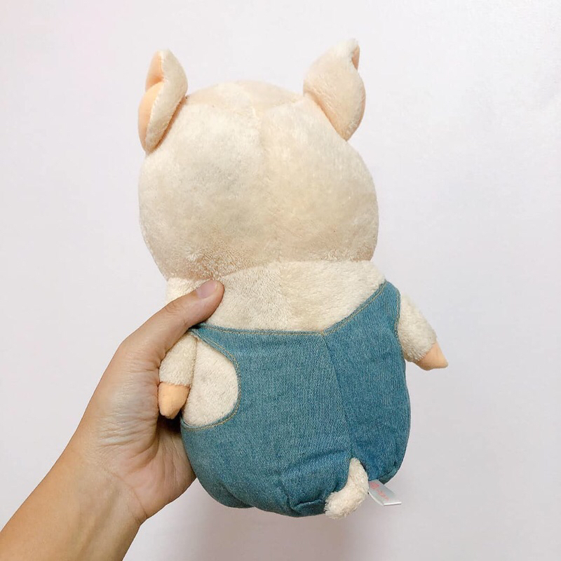 ตุ๊กตาหมู-pu-ton-pig-japan-เอี๊ยมยีนส์-size-ใหญ่สุด-มีมอมฝุ่นด้านหลังบ้าง