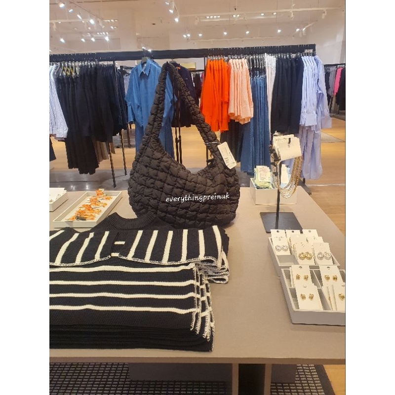 (พร้อมส่ง offwhite, Blue, Black) COS QUILTED OVERSIZED SHOULDER BAG