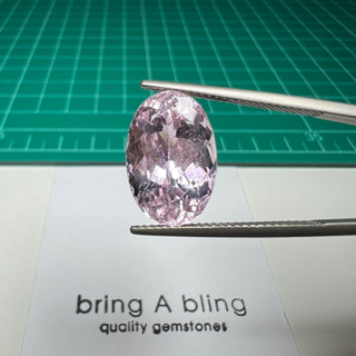 คุนไซต์ Kunzite น้ำหนัก 11.60 ct (17.6x9.7x8.1)mm พลอยธรรมชาติ ไม่ผ่านการปรุงแต่ง สีชมพูสวย ค่อนข้างสะอาด ไฟเต็ม