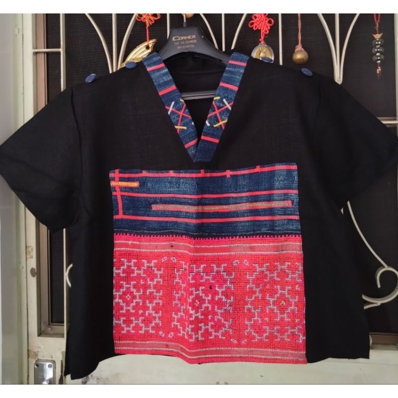 เสื้อใยกัญชงคอวี สีดำ แต่งงานผ้าโบราณ ปักมือ เขียนเทียนมือโบราณ ...