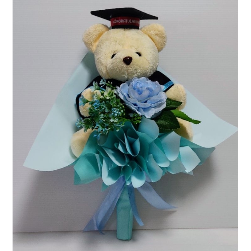 ช่อดอกไม้รับปริญา-ตุ๊กตารับปริญญา-ช่อตุ๊กตาหมีรับปริญญา-ช่อดอกไม้-ขนาด-กว้าง-28-ซม-สูง-37-ซม-กุหลาบเรนินสีฟ้า