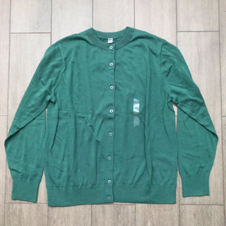 เสื้อหนาว เสื้อคาร์ดิแกน กัน UV แบรนด์ UNIQLO ของแท้ สีเขียว ซื้อมาจาก shop ของใหม่ มือ 1