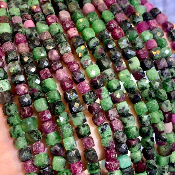 รูบี้-ซอยไซต์-ruby-zoisite-ทรงลูกบาศก์-เจียผิว-ขนาดประมาณ-4-4-mm