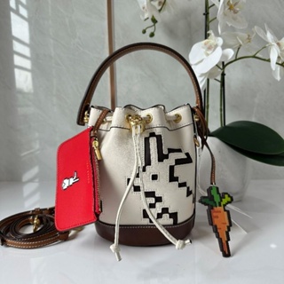 🐇🐰คอลเลคชั่นสุดเด็ดของปีนี้ Tory Burch MINI PIXELATED RABBIT BUCKET BAG  น้องกระต่ายสุดน่ารัก ทรงบักเก็ตรุ่นยอดนิยม