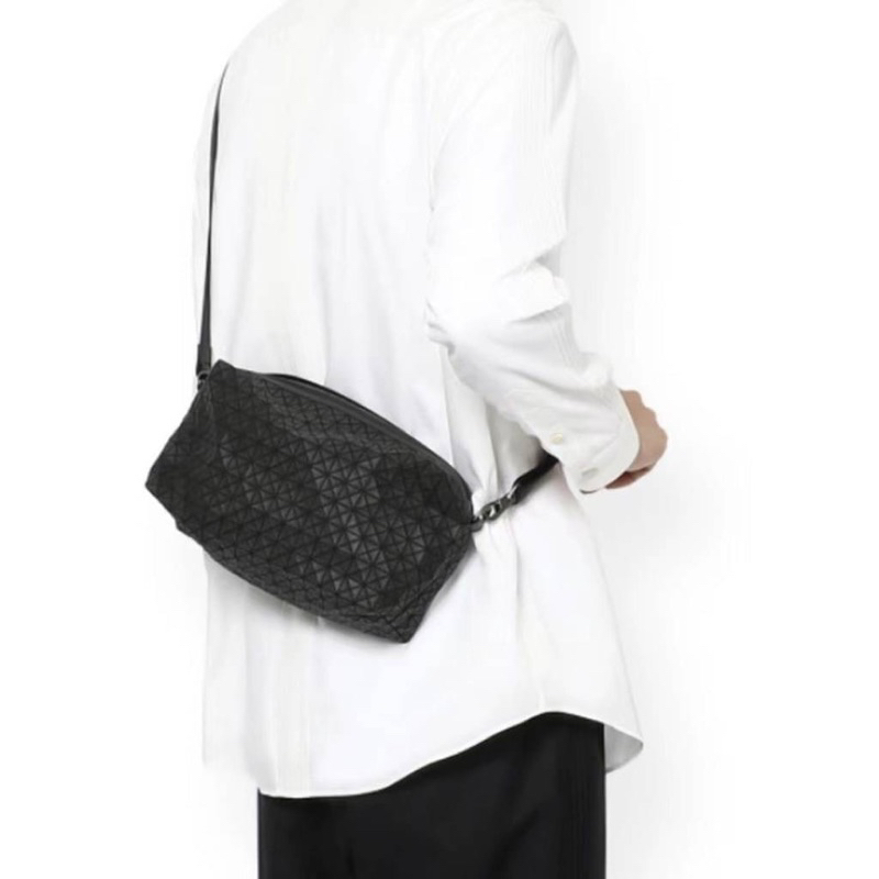 crossbody-ใบเล็กจาก-bao-bao-issey-miyake