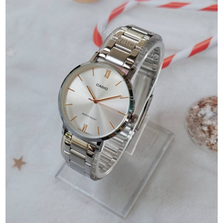 ภาพหน้าปกสินค้านาฬิกา Casio รุ่น LTP-VT01D-7B นาฬิกาผู้หญิงสายสแตนเลสสีเงิน หน้าปัดสีขาว - มั่นใจ ของแท้ 100% รับประกันสินค้า 1ปี ซึ่งคุณอาจชอบราคาและรีวิวของสินค้านี้