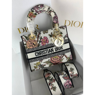 กระเป๋าแบรนด์เนม กระเป๋าสะพายข้างผู้หญิง Dior Medium lady D-lite bag