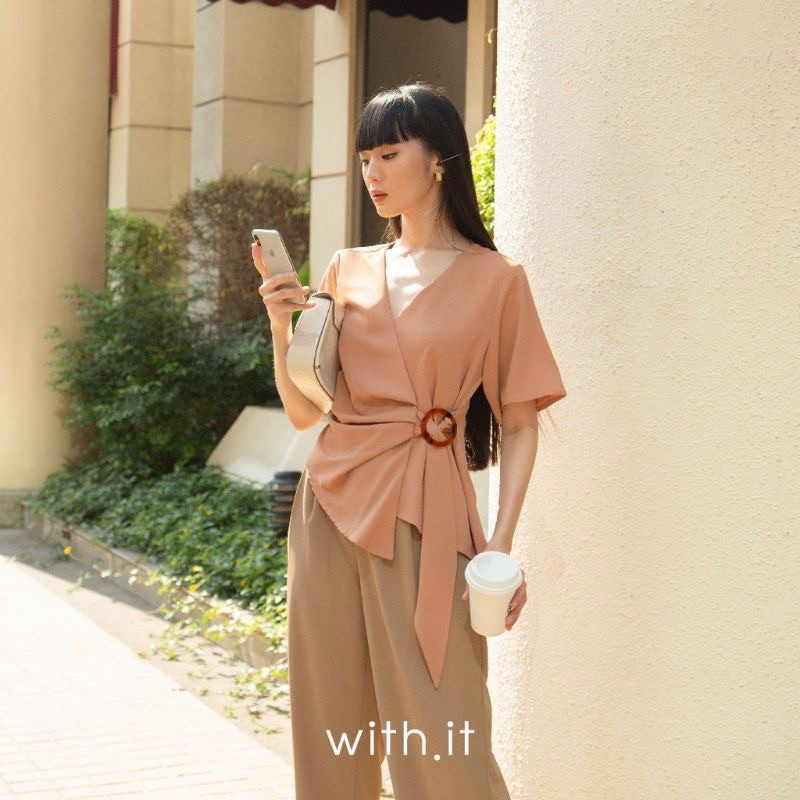ส่งต่อ-with-it-เสื้อสีเบจหัวเข็มขัด-used-like-new