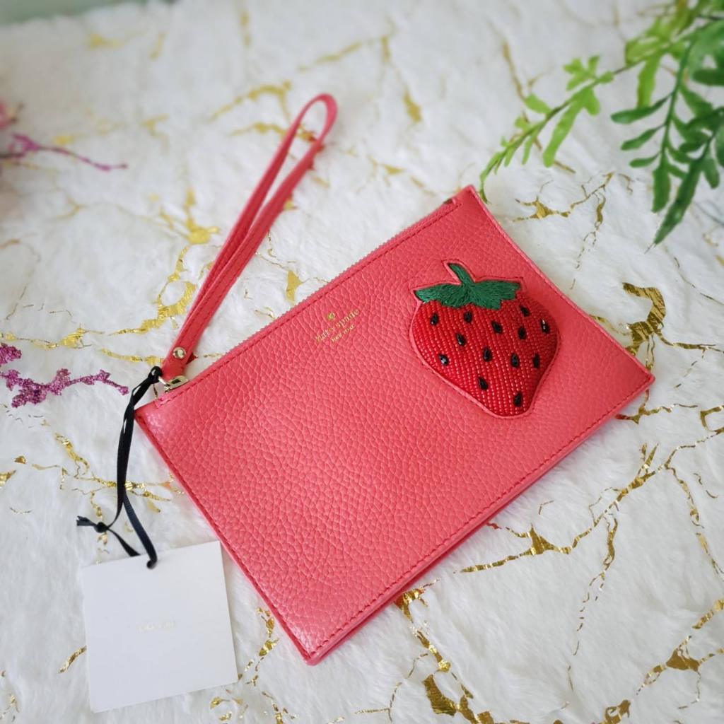 kate-spade-new-york-strawberry-mini-leather-wristlet-กระเป๋าคล้องมือ-กระเป๋าสตรอเบอร์รี่-strawberry
