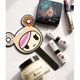 กระจก Bobbi Brown  Tokidoki  Dountella Mirror เป็นเมคอัพที่ดูลักชูแต่ก็คิ้วท์ด้วยลายคาแรกเตอร์สุดน่ารัก