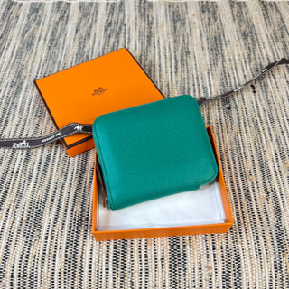 Very new ‼️ H e r m e s compact silkin wallet สีเขียวเหนี่ยวทรัพย์ ปี2021 stamp Z 💚 สภาพสวยมาก ใช้น้อย ขอบมุมไม่