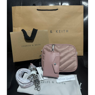 Charles&keith มือ 1 แท้ช้อป อุปกรณ์ครบ (ป้าย 2,390) ขาย 1,350 บาท