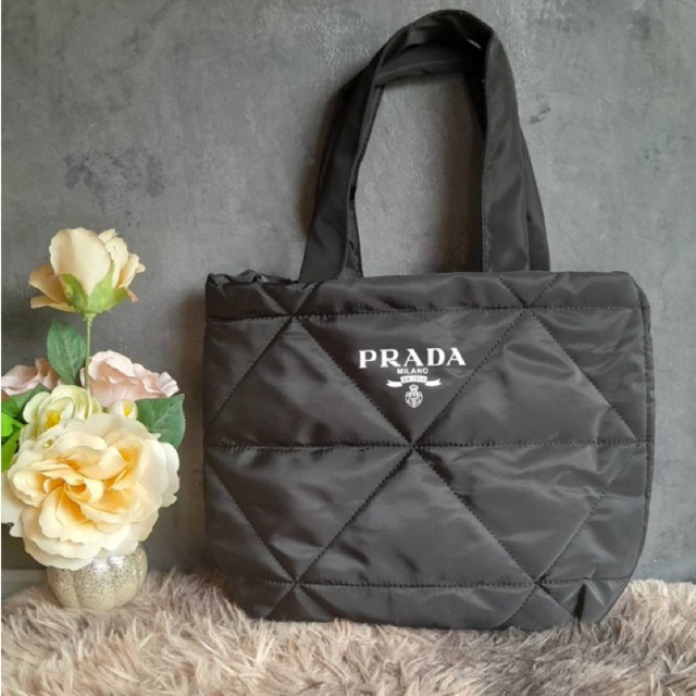 กระเป๋าช้อปปิ้งpradaสีดำ11x14นิ้ว