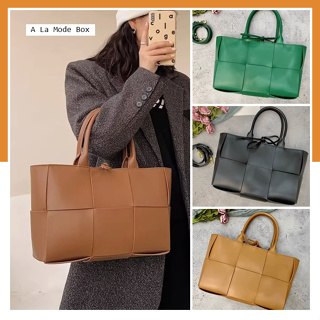 B:V กระเป๋าถือ Arco medium intrecciato leather tote หนังแท้