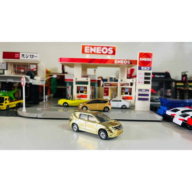 model-tomica-vehicle-nissan-x-trail-gold-color