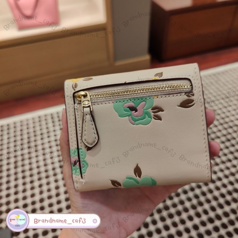 กระเป๋าสตางค์-coach-wyn-small-wallet-with-floral-print-ของแท้ป้ายคิงเพาเวอร์