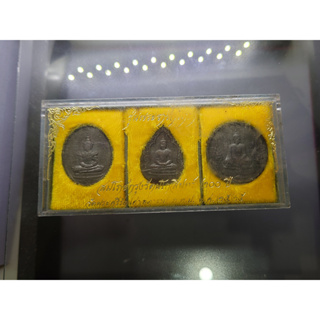 เหรียญพระแก้วมรกต ภปร รุ่นสอง ชุด 3 ฤดู เนื้อทองแดงรมดำ ฉลองกรุงรัตนโกสินทร์ 200 ปี พ.ศ.2525 พร้อมกล่องเดิม