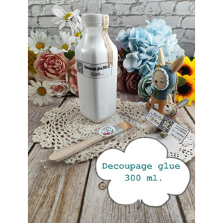 SALE!! Decoupage Glue กาวเดคูพาจ เกรดพรีเมี่ยม ขนาดกลาง บรรจุ 300 ml. 1 ขวด แถมฟรี! แปรงสำหรับทากาวเดคูพาจ รหัสES019