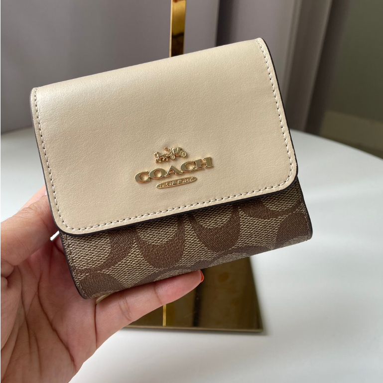 กระเป๋าสตางค์ 3 พับ Small Trifold Wallet In Blocked Signature Canvas ...