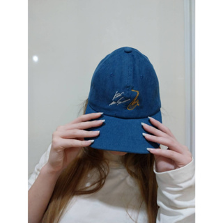 หมวกพร้อมลายเซ็นต์โก้มิสเตอร์แซกแมน(Koh Mr.Saxman)สินค้าลิขสิทธ์ผ้าลูกฟูกกำมะหยี่สีน้ำเงินหม่น แฟชั่นใส่ได้ทุกวัย