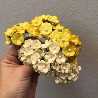 ดอกไม้กระดาษสาดอกไม้ขนาดเล็กสีเหลืองสดและอ่อน 110 ชิ้น ดอกไม้ประดิษฐ์สำหรับงานฝีมือและตกแต่ง พร้อมส่ง F94