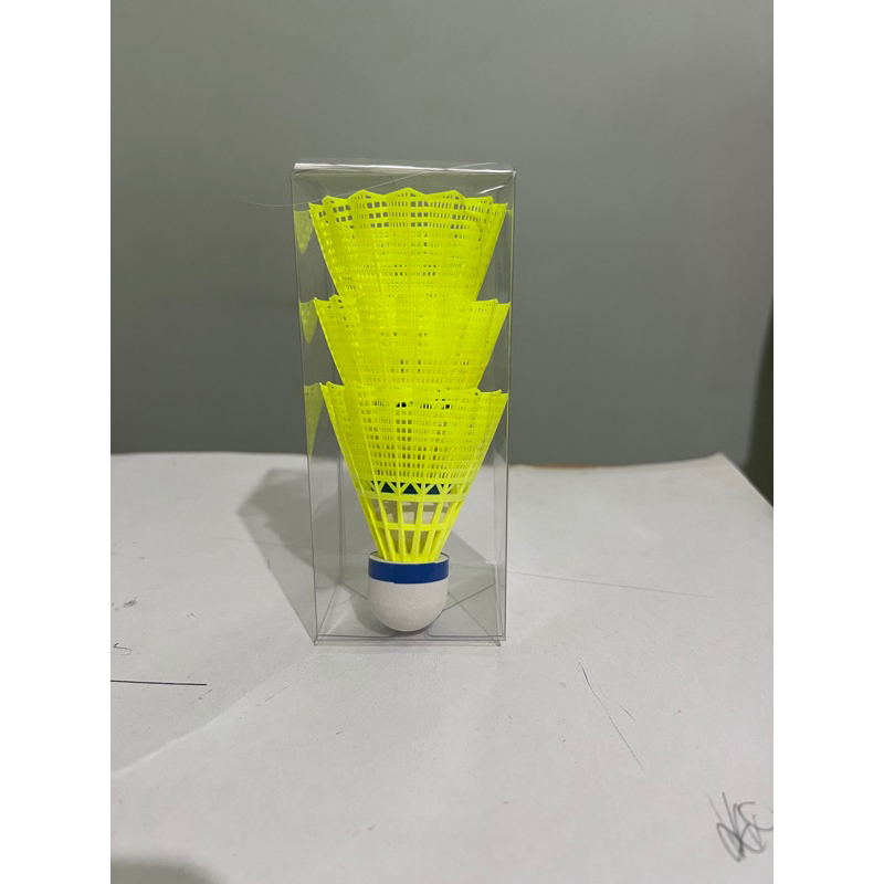 ภาพหน้าปกสินค้าลูกแบดพลาสติกสีเหลืองหัวยาง บรรจุกล่องพลาสติกใส(ชุด3ลูก) ALS จากร้าน somchaichong1234 บน Shopee