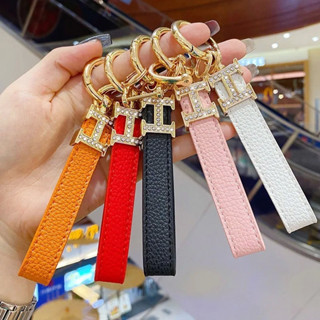 พวงกุญแจ  พวงกุญแจเชือกหนัง จี้เพชร รูปตัว H keychain leather rope pendant diamond shape H No. 3298