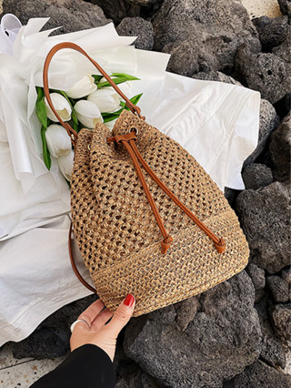 กระเป๋าสาน Bucket bag ทรงจีบ สายหนัง มีสายยาว P125