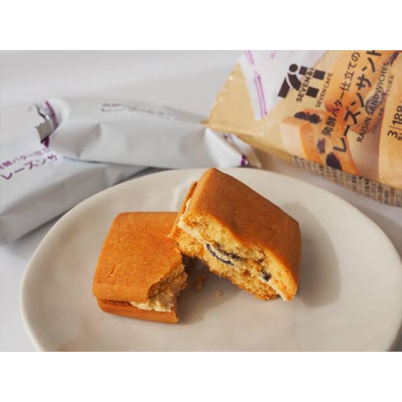 ของหิ้วใหม่จากญี่ปุ่น-raisins-biscuit-sandwich-japan-แซนด์วิชบิสกิตสอดไส้ลูกเกดที่โปะมากับครีม-หอม-อร่อย-เข้ากันสุด