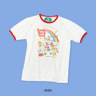 DADDY | Daddys Backyard T-Shirt เสื้อยืด สกรีนลาย ครอบครัว Daddy กับสวนหลังบ้าน สุดน่ารัก สีขาว