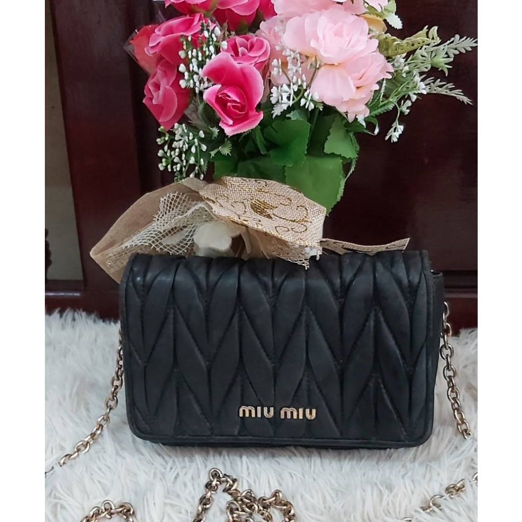 มือสอง-miu-miu-sling-bag-หนังแท้สภาพใช้งานปกติ-ไม่มีตำหนิหนัก-ซื้อจากญี่ปุุ่น