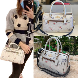 🎀 (สด-ผ่อน) หมอน 10 นิ้ว สีขาวลายแรคเก็ต C8285 Rowan Satchel In Signature Canvas With Racquet Print