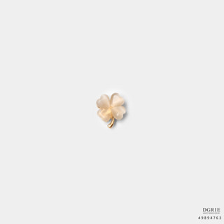 Pearl Clover Leaf Brooch -  เข็มกลัดใบโคลเวอร์สีไข่มุก