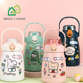 Bring2Home : กระบอกน้ำ กระบอกน้ำพลาสติกแบบพกพา มีสายสะพาย ใช้งานง่าย สีพาสเทล น่ารัก ขนาด 1100 ml  🧸แถมสติ๊กเกอร์ฟรี🧸