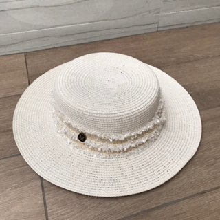 หมวก หมวกสาน  ทรงสวยมาก  สีขาวครีม สภาพใหม่ สามารถปรับความยาวได้ด้วยมีเชือกซ่อนด้านใน สภาพสวย