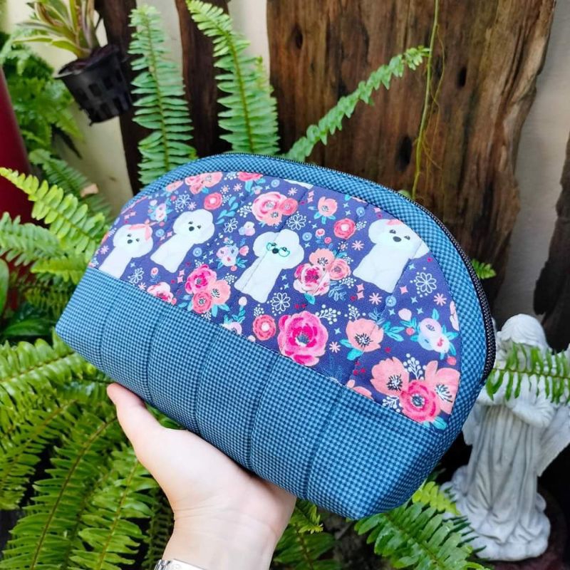 พร้อมส่ง-กระเป๋าเครื่องสำอางค์ผ้าต่อ-handmade-ใบใหญ่-10-นิ้ว-แต่งหัวซิปด้วยตุ้งติ้งดอกทิวลิปนุ่มมือ-จุได้เยอะ