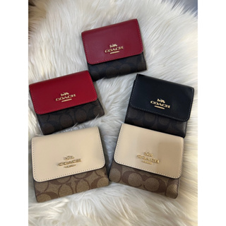 พร้อมส่งCoach Small Trifold Wallet In Blocked Signature Style CE930