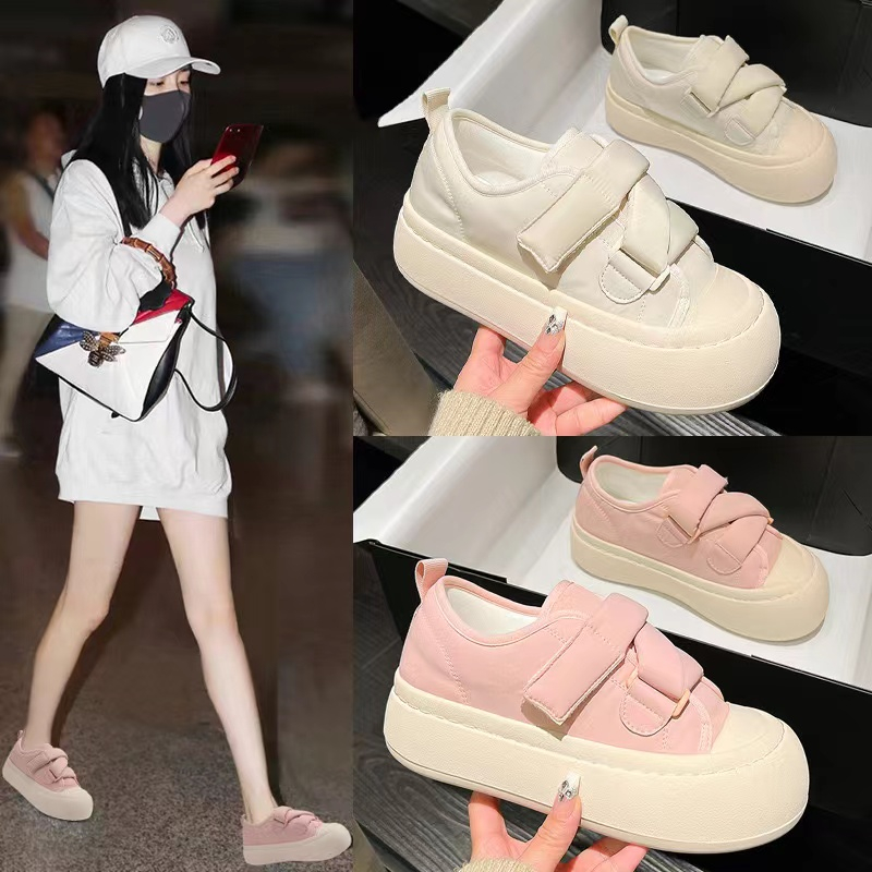 จัดส่งทันที-ใหม่สไตล์ญี่ปุ่นขนมปังสีชมพูรองเท้าพื้นหนาเพิ่มความสูงรองเท้าผ้าใบอเนกประสงค์ของผู้หญิง