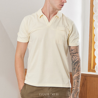 เสื้อโปโลแขนสั้น Dandy Pocket Polo Tee (Corn cheese) สีเหลืองอ่อน คอวี สำหรับผู้ชาย