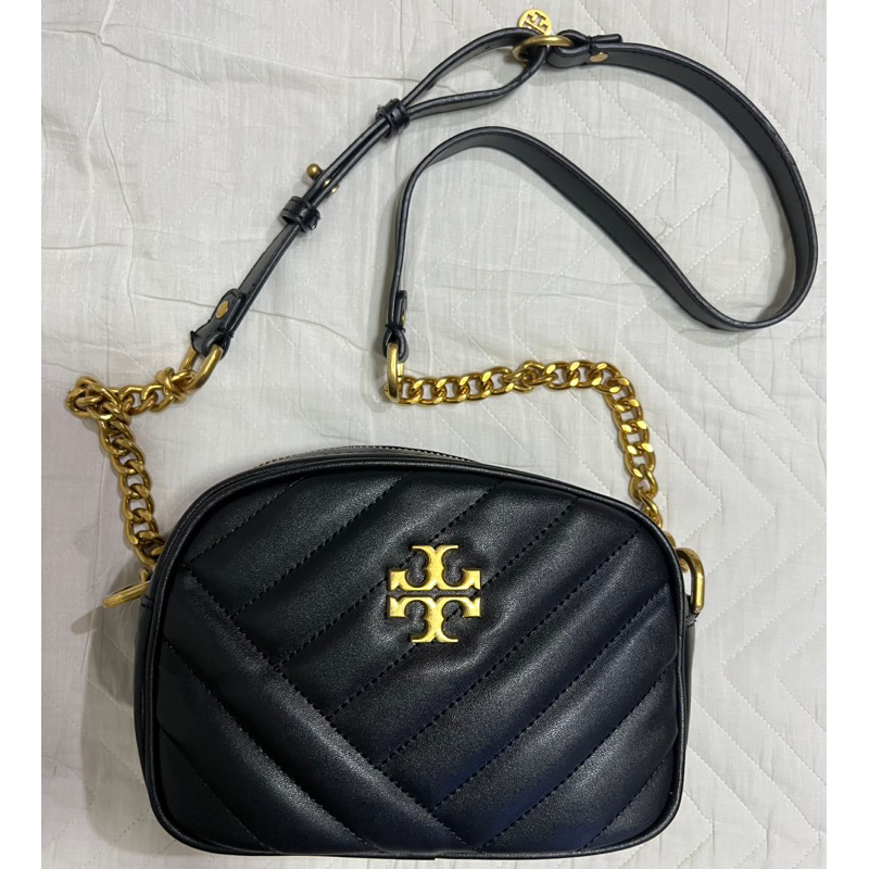 ส่งต่อกระเป๋าสะพาย TORY BURCH KIRA CHEVRON SMALL CAMERA BAG BLACK