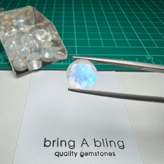 มุกดาหาร (rainbow Moonstone) (9.5x5) 2.5 ct  มูนสโตน สีสวย มีตำหนิเหลือบแสงสีฟ้าเหลืองชัดเจน