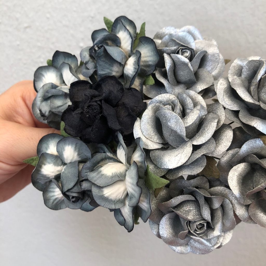 ดอกไม้กระดาษสากุหลาบสีดำ-เทาดำ-เงิน-ขนาดใหญ่-10-ชิ้น-ดอกไม้ประดิษฐ์สำหรับงานฝีมือและตกแต่ง-พร้อมส่ง-f58
