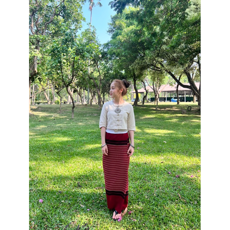 Lanna Set ชุดพื้นเมืองล้านนา ผ้าฝ้ายแท้ กระดุมเหรียญ พร้อมผ้าถุงทอต่อหัว 6 ไซส์ มุมมองที่ 4