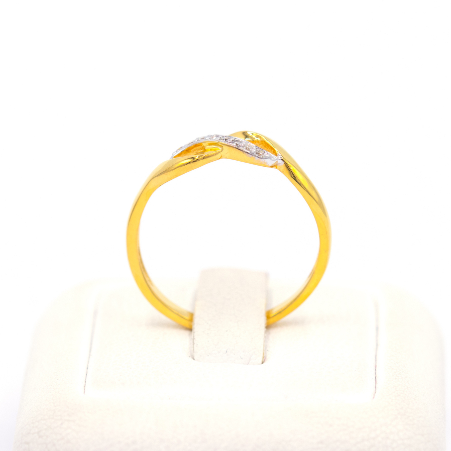 แหวนคลื่น-ฝังเพชรเป็นเส้น-แหวนเพชร-แหวนทองเพชรแท้-ทองแท้-37-5-9k-me919