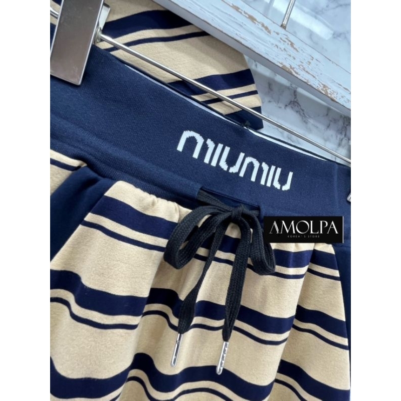 set-เสื้อ-กระโปรงยาว-miu-miu-ตัวเสื้อเป็นแขนสั้น-หน้าอกปักอักษร-miu-miu-สวยหรู-ดูแพงสุดๆ-มาพร้อมกระโปรง-งานผ้าดีม๊าก