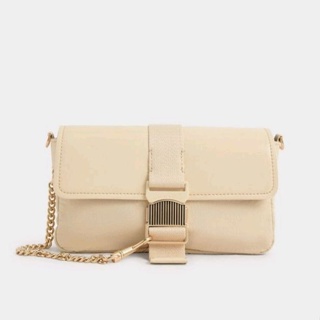 ✅ แท้ 100% จาก Shop  CHARLES &amp; KEITH Aspen Metallic Belt Buckle Shoulder Bag - Beigeรหัสสินค้า CK2-20270815_BEIGE_S