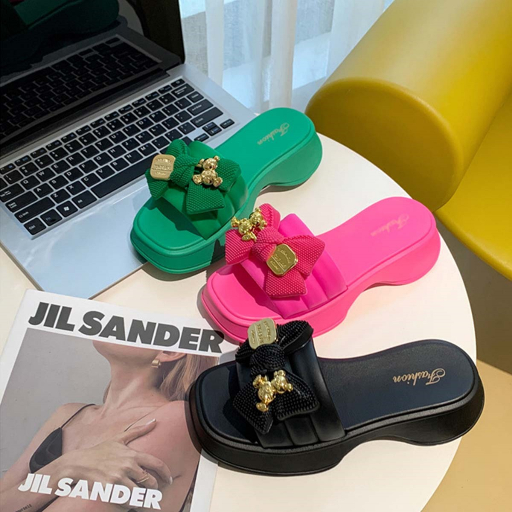 catalog-shoes-รองเท้าทรงหัวเหลี่ยม-แต่งโบว์ประดับตุ๊กตาหมีสีทอง-ส้นหนานิ้วครึ่ง-สีพื้น-4-สี-เบอร์-35-39-49