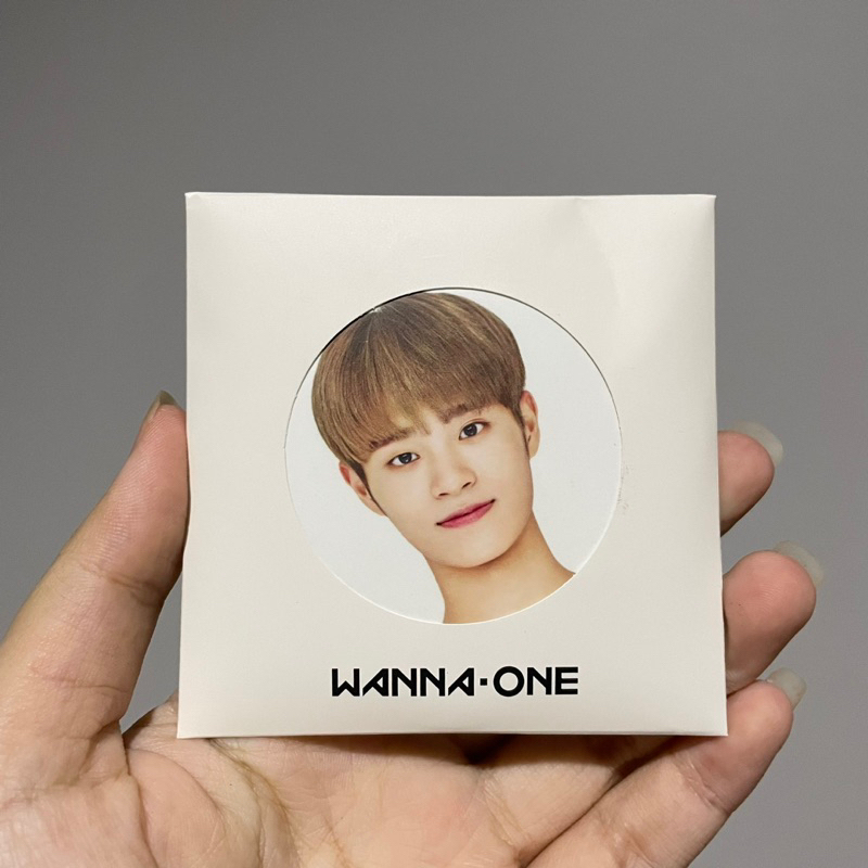 กระจก-innisfree-แดฮวี-wannaone-ab6ix