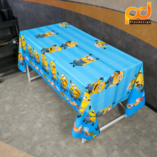 ปูโต๊ะหลังผ้า ยาว 2 เมตร ลิขสิทธิ์แท้ ลายมินเนี่ยน สีฟ้า เนื้อเหนียว ทนทาน กันน้ำ กันลื่น by Plasdesign